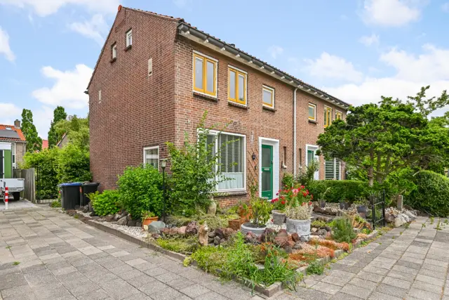 Burgemeester Ferfstraat 3, Westzaan